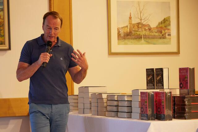 Bestseller Autor Marc Elsberg las im Gemeindesaal Anger aus seinen Büchern. | Foto: Friedrich Dunst