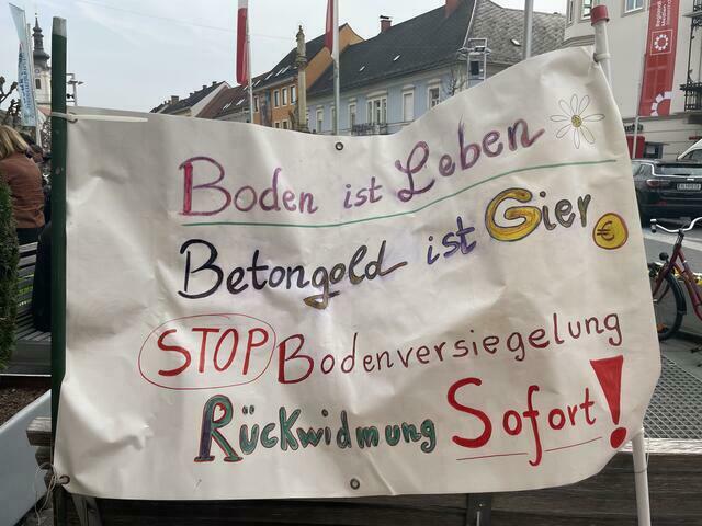 Die Omas machen immer wieder mit klaren Forderungen auf sich aufmerksam. | Foto: Kai Reinisch