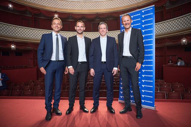 Volksbank Privat Banker Kristian Bogner, Union Investment VertriebsdirektorTom Ganschow, Portfoliomanager Arne Rautenberg, Volksbank Regionaldirektor Rainer Nussbaumer. | Foto: Mathias Lauringer