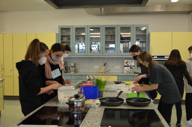 In der Englisch-Woche in der Mittelschule Kirchberg an der Raab bereiteten die Schülerinnen und Schüler auch ein typisch englisches Frühstück zu. | Foto: MMS Kirchberg