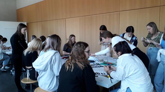 Im Rahmen des Daltonunterrichts im Gegenstand Englisch widmet sich die 4a HLW im heurigen Schuljahr intensiv der Kunst. | Foto: Foto: BBS Rohrbach