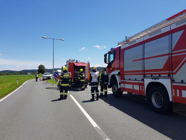 Das Elektroauto kam auf eine Verkehrsinsel und rammte einen der Lichtmasten. | Foto: Clara Hengsberger