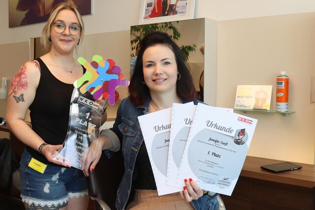 Die talentierte Friseurin in Ausbildung Jennifer Zarfl (links) mit ihrem Model Verena Brenner
 | Foto: Emhofer