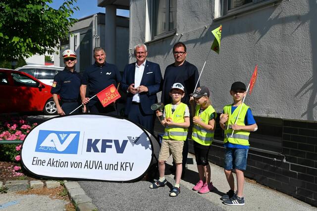 Bei der Aktion „Nimm dir Zeit für meine Sicherheit“ kontrollieren Kinder gemeinsam mit der Exekutive die Geschwindigkeit der Autofahrer. | Foto: Eisenstadt
