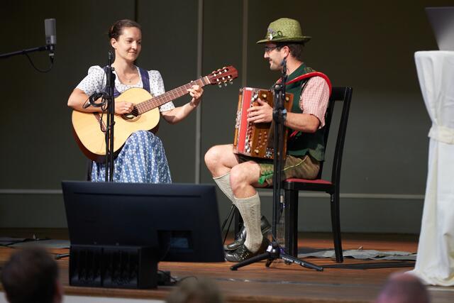 Marianne und Stefan Kern musizierten gemeinsam auf der Bühne. | Foto: EuRegio/Helmut Floder
