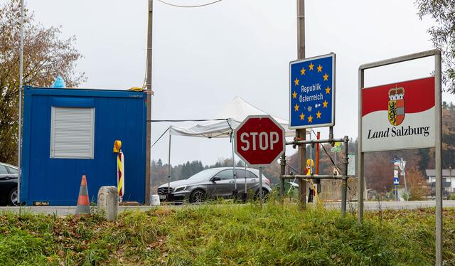 Ein Grenzposten wird derzeit wieder bei der Saalbrücke zwischen Freilassing und Salzburg eingerichtet. Der Grund: Kontrollen aufgrund des G7-Gipfels. | Foto: Symbolbild: Franz Neumayr