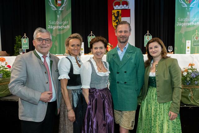 
Landesrat Josef Schwaiger, Alexandra Meissnitzer Botschafterin Respektiere deine Grenzen, Landtagspräsidentin Brigitta Pallauf, der wiedergewählte Landesjägermeister Max Mayr Melnhof und Klubobfrau LAbg Marlene Svazek.
 | Foto: Salzburger Jägerschaft