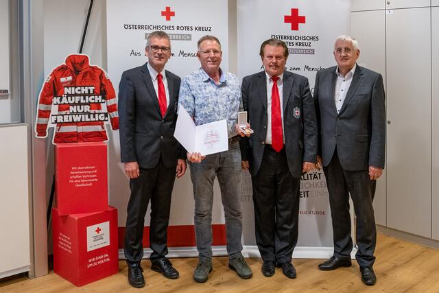 v.l.n.r. Bezirksgeschäftsleiter Herbert Markler, Gustav Moser, Bezirksstellenleiter-Stellvertreter  Wilfried Scharf, Mitglied des Präsidiums Hans Hingsamer  | Foto: ÖRK/LV OÖ/Hans Luttinger