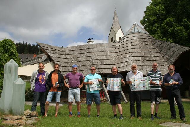 Edmund Enzi, Günter Wagner, Norbert Wagner, Gerhard Sommer, Vorsitzender Hubert Koller, Vorsitzender-Stv. Erwin Enzi, Kassier-Stv. Hermann Kremser und Kassier Hannes Enzi (von links nach rechts) vom Dorfentwicklungsverein Soboth-aktiv mit dem neuen Pocketfolder. | Foto: Josef Fürbass