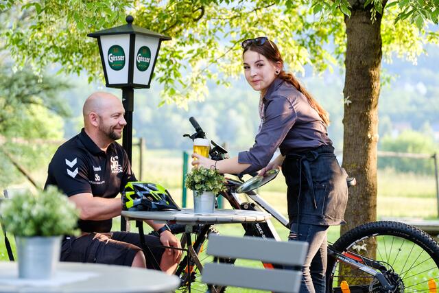 Einer gemütlichen Rast steht im schönen Gastgarten nichts im Wege. | Foto: JUFA-Hotels