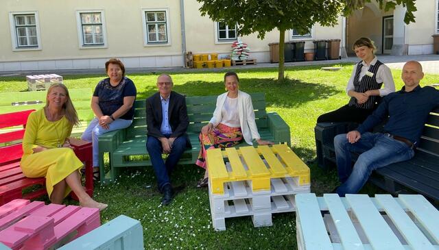 Dir. HRSabine Hardegger, Organisatorin Martina Elsigan, Günter Kreibich, Malerwerkstatt Krems, BR Doris Berger-Grabner, Schülervertreterin Lena Steininger, Elternvertreter Georg Zukrigl | Foto: HLM HLW