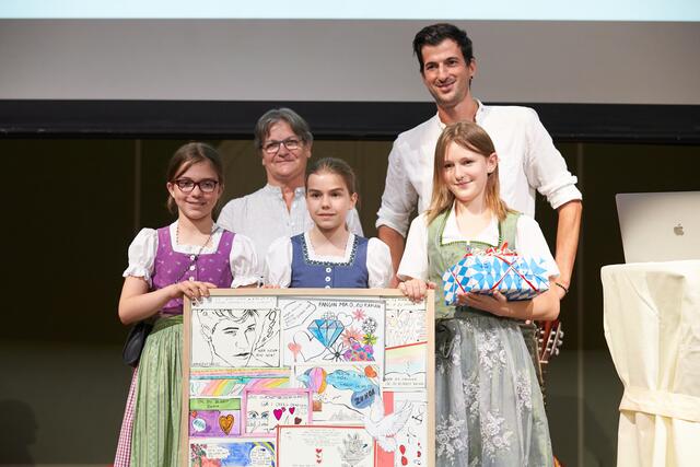 Gegen Ende der Veranstaltung wurden noch die drei besten kreativen Abschlussprojekte, eingereicht von motivierten Schülerinnen und Schülern, mit jeweils 150€ für die Klassenkasse prämiert. | Foto: EuRegio/Helmut Floder