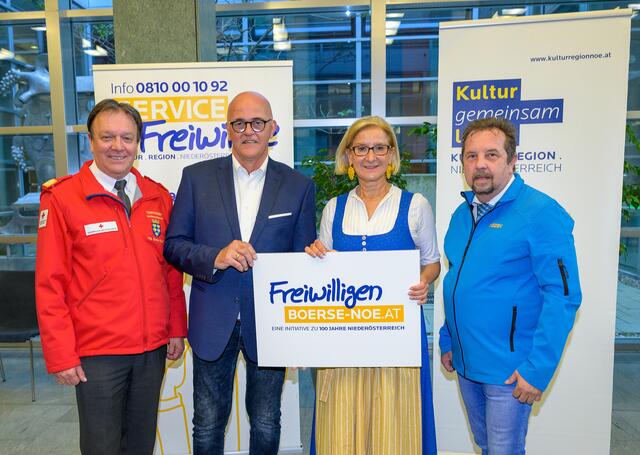 Der Vize-Präsident des Rotes Kreuz NÖ, Werner Kraut, Service Freiwillige Koordinator Konrad Tiefenbacher, Landeshauptfrau Johanna Mikl-Leitner, der Geschäftsführer des Zivilschutzverbandes NÖ Thomas Hauser. | Foto: NLK Burchhart