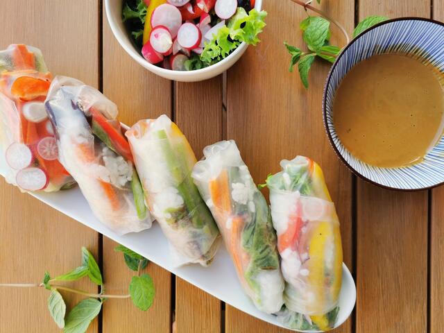 Sommerrollen mit Erdnussdip | Foto: Katrin Ebetshuber