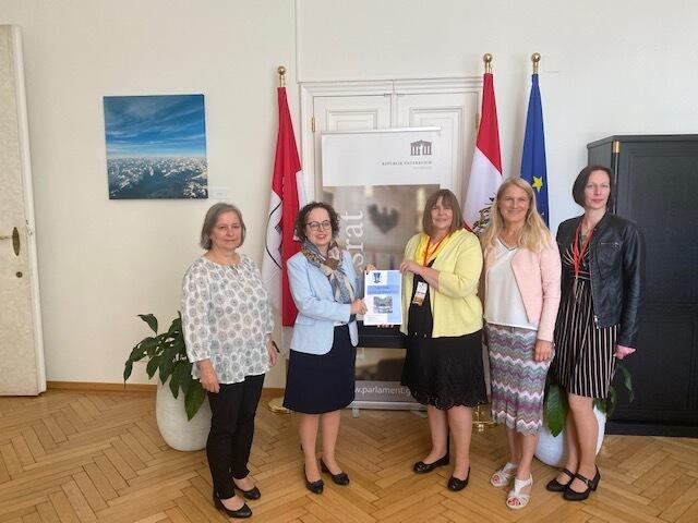 Bettina Lancaster , Christine Schwarz- Fuchs, Eva Karrer, Elisabeth Grossmann und Claudia Schinnerl bei der offiziellen Einreichung der Petition zur Schulbusproblematik. | Foto: Elisabeth Grossmann