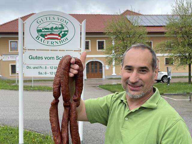 Gerald Hamberger mit der berühmten Banaterwurst, die er nach einem adaptierten Rezept der Donauschwaben produziert. | Foto: BRS/Diabl