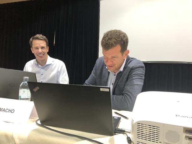 Bürgermeister Christian Macho und Amtsleiter Bernhard Schmid verlasen den Kooperationsvertrag mit dem Verbund | Foto: Stockmann