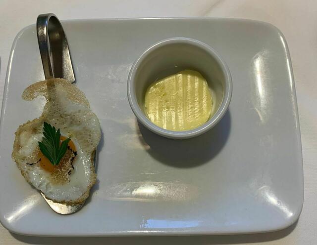 Ein Gruß aus der Küche: Wachtelei, verfeinert mit Trüffel.  | Foto: Sandy Schaus