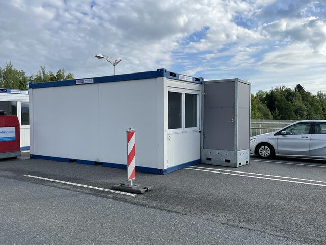 Das Grenzhäuschen ist errichtet. Hier wird ab 14. Juni kontrolliert.  | Foto: sm