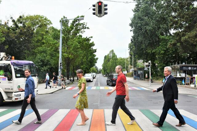 In berühmter Beatles-Manier schreitet man gemeinsam zwischen Währing und Döbling (v.l.): SPÖ-Währing Klubvorsitzender Michael Trinko, Währings Bezirkschefin von den Grünen Silvia Nossek, Grünen-Bezirksrat Guido Schwarz und Döblings Bezirksvize von der SPÖ Thomas Mader. | Foto: Baubinder/BV18