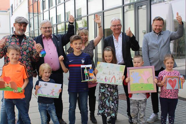 hinten: GR Roman Kral, STR Felix Böhm, STRin Lisa Miletich, BGM Gerhard Weil, STR Ron Altmann
vorne: Stefan Schneider, Elia Katzler, Florian Schneider, Thalie Triqueneau, Riccardo Erb, Mia Rückmann | Foto: Lisa Miletich