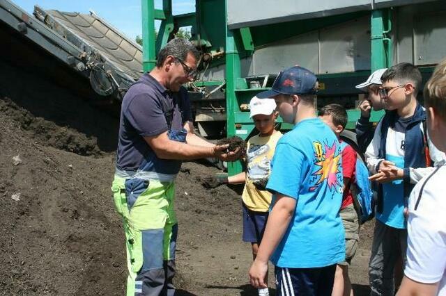 Karl Kaufmann führte die Schülerinnen und Schüler durch die Kompostieranlage. | Foto: LEA GmbH