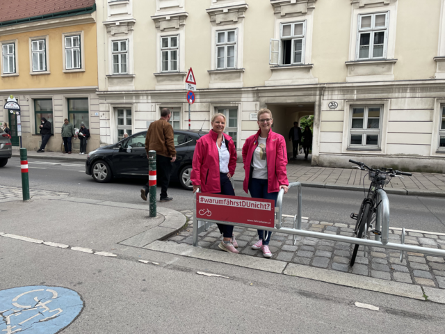 Klubobfrau der Neos Landstraße Maria In der Maur-Koenne und Bezirksrätin Bianca Perina freuen sich über die Radabstellanlage. | Foto: Neos Landstraße