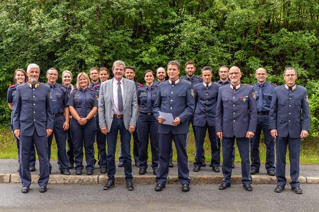 Bezirkspolizeikommandant Obstlt Christoph Patigler BA, Bezirkshauptmann HR Dr. Markus Maaß, Kontrollinspektor Georg Lercher, Landespolizeidirektor HR Dr. Edelbert Kohler
und ChefInsp Georg Plattner mit einem Teil der Mannschaft der PI Ried im Oberinntal. | Foto: LPD Tirol