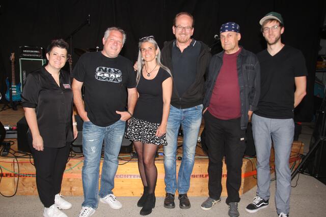 Alexandra Jäger vom Kammerbühne-Team mit den Treibholz-Musikern Helli Sagburg, Claudia Volf, Gerold Weissenböck, Wolfgang Rehbichler und Johannes Neunteufel (v.l.). | Foto: Waldviertler Kammerbühne