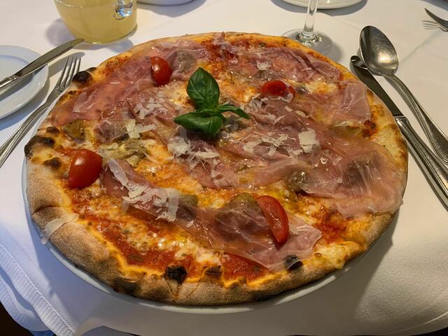 Auch eine Pizza findet sich im Angebot. | Foto: Sandy Schaus