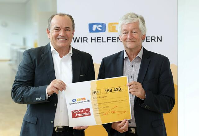 Moderator Wolfram Kons überreicht den Scheck für den Bau der Schule an Peter Krasser, Initiator und Obmann von "Schule Äthiopien".
 | Foto: Frank Hempel/RTL