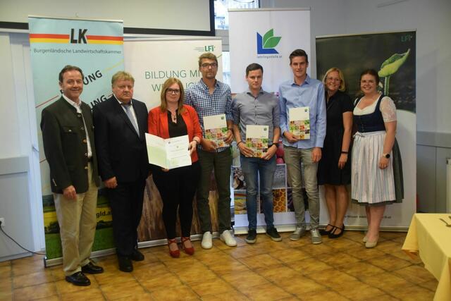 Facharbeiter Landwirtschaft Gruppe Oberwart: LK-Präsident Nikolaus Berlakovich, LFI Geschäftsführer DI Johann Pötz, Sabrina Schranz (Stuben), Michael Galovits (Großpetersdorf), Matthias Brunner-Szabo (Unterschützen), Jan Breyer (Zahling), Martina Wohlmuth (LFA), LFA Geschäftsführerin Ing. Manuela Wurzinger (v.l.).  | Foto: LFI Burgenland