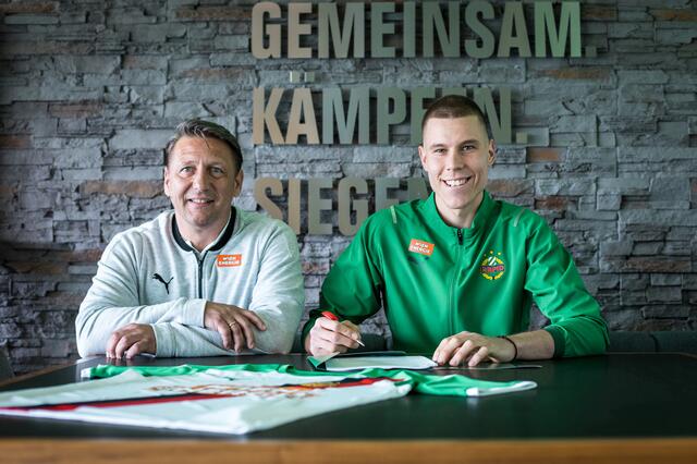 Neo-Rapidler Aleksa Pejić und Geschäftsführer Sport Zoran Barišić arbeiten zukünftig zusammen. | Foto: SK Rapid/Red Ring Shots