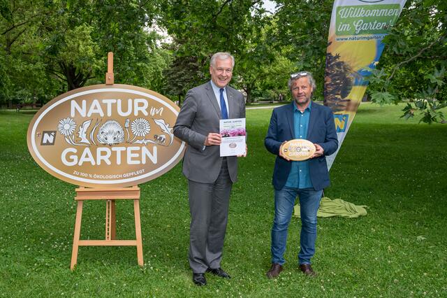 Landesrat Martin Eichtinger gratuliert Brucks Vizebürgermeister Roman Brunnthaler. | Foto: Natur im Garten/Ehn