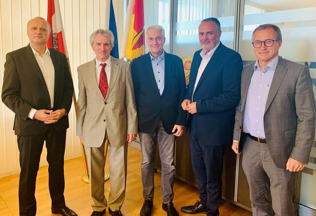 Verstärkung für die KRAGES vereinbart: Geschäftsführer Hubert Eisl, Oberarzt Gerhard Hochwarter, Primar Stephan Kriwanek, Landeshauptmann Hans Peter Doskozil, Geschäftsführer Hans Peter Rucker | Foto: LMS