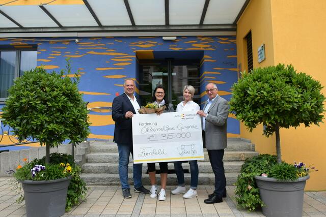 Vize-Bürgermeister Bernhard Haslacher, Landesrätin Sara Schaar, Bauamtsleiterin Doris Naschenweng und Bürgermeister Gerald Preimel  | Foto: Büro LRin Schaar