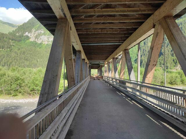Die Brücke ist komplett gesperrt. | Foto: Markus Sojer