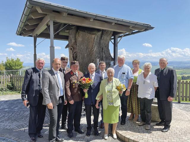 v.l.n.r.: Seniorenbund-Obmann Franz Schörghuber, Bürgermeister Johannes Pressl, Lukas Pils, Kdt. Thomas Haunschmid, Jubilar Franz Nenning, Patrick Schachinger, Jubilarin Hedwig Nenning, Pfarrer KR Gerhard Gruber, Leopoldine Huber, Maria Theuretzbacher und Ortsvorsteher Johann Berger. | Foto: Marktgemeinde Ardagger