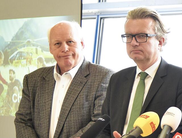 Klaus Pessenbacher (l.) mit dem künftigen Landeshauptmann Christopher Drexler bei der Eröffnung des Notarzthubschrauber-Standortes in St. Michael im Jahr 2019. | Foto: Land Stmk./Stolz