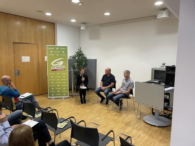LAbg. Lara Köck, Alois Mochart und Thomas Mayrold hielten ihre Ansprachen und leiteten die Diskussions- und Fragerunde. | Foto: Schrapf