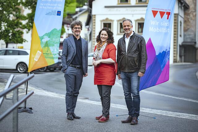 LHStvin Ingrid Felipe flankiert von VVT-GF Alexander Jug (l.) und dem Stubaier Talmanager Roland Zankl (r.) | Foto: VVT