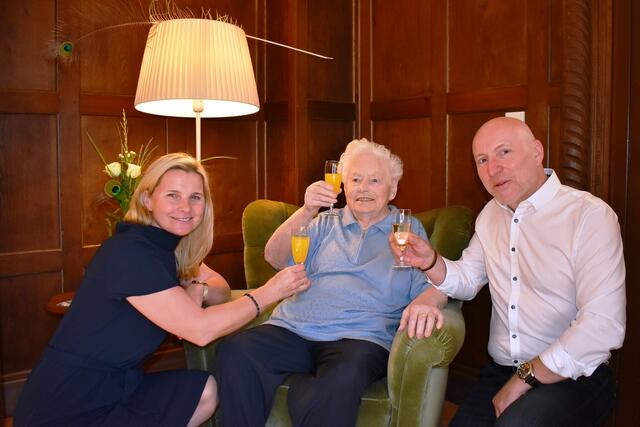 Schwiegertocher Ingeborg Gruber, Bewohnerin Hedwig Gruber und Sohn Thomas Gruber stoßen zur Feier des Tages an. | Foto: SeneCura