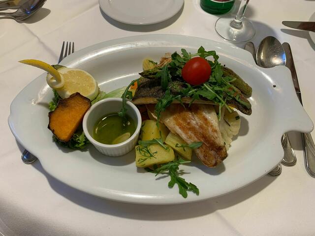 Ein gegrilltes Wolfsbarsch-Filet mit italienischem Gemüse und Petersilien Kartoffel. | Foto: Sandy Schaus
