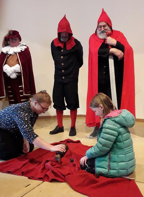 Die Kinder machten bei der bewegenden Aufführung mit.