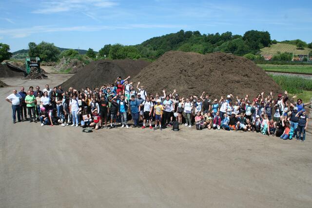 Rund 90 Schülerinnen und Schüler kamen zum Boden-Tag bei der Kompostieranlage in Raabau. | Foto: LEA GmbH