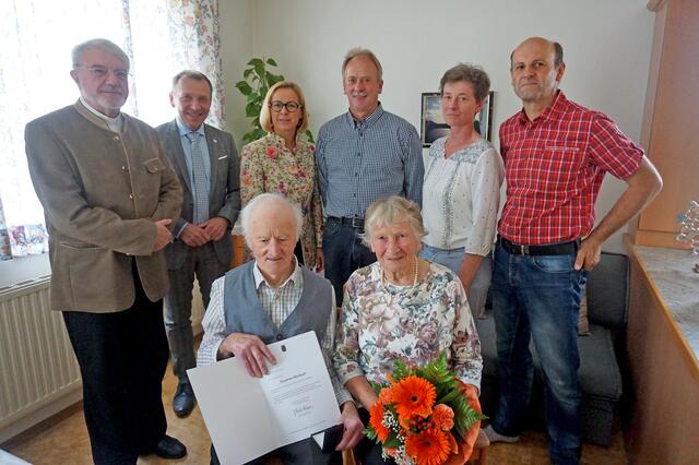 Rosa und Karl Lukas (sitzend) mit Pfarrer Josef Pichler, Bürgermeister Josef Ramharter, Bezirkshauptfrau Daniela Obleser, Karl Lukas, Edeltraud Bauer und Werner Bauer (v.l.) | Foto: BH Waidhofen/Thaya