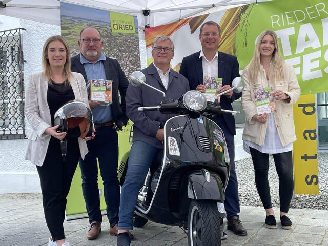 Freude über den elften Harley-Davidson Charity-Tour-Stopp in Ried: Alexandra Gföllner, Geschäftsführer Stadtmarketing, Roland Murauer, Michael Großbötzl, Bürgermeister Bernhard Zwielehner, Susanna Hohensinn (v.l.n.r.) | Foto: BRS/Silvia Wagnermaier