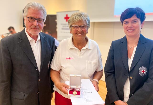 Rotkreuz-Präsident Walter Aichinger (li.) freut sich gemeinsam mit Rotkreuz-Bezirksstellenleiterin Barbara Spöck (re.) über die Auszeichnung für Lisa Schwaiger (Mitte). | Foto:  OÖRK/Grillmayr