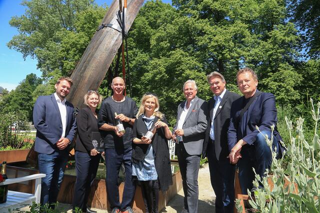 Gründl, Mühlegger, Rohringer, Tretter, Aigner, Altbürgermeister Gründl und Peter Weinhäupl (v.l.) bei der Enthüllung. | Foto: Klimt-Foundation/APA-Fotoservice/Hautzinger