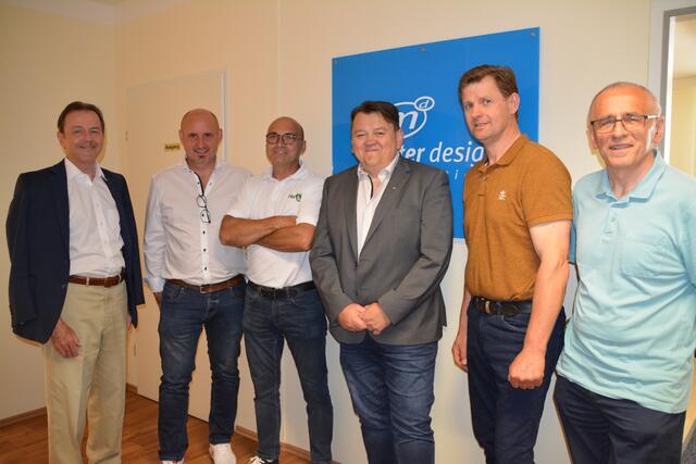 LK-Präsident Nikolaus Berlakovich und Bürgermeister Johann Heisz statteten der Webdesign-Agentur einen Besuch ab.  | Foto: Barbara Diewald